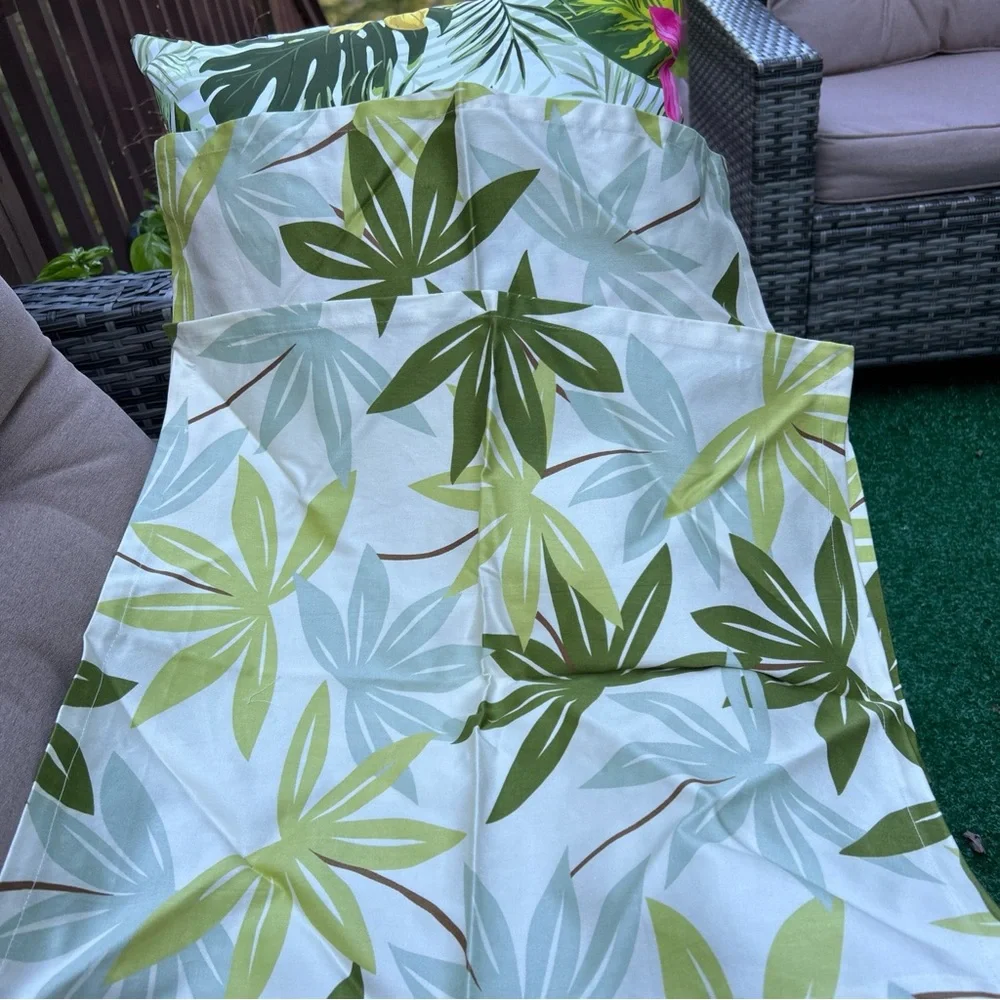 Crate&Barrel Fiji Napkin with Green and White Leaf Design Tropical set of 2
